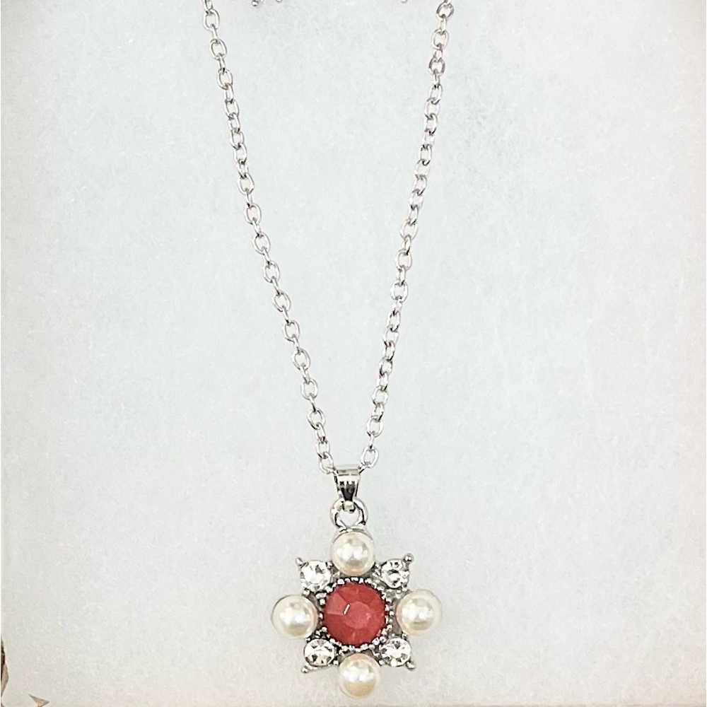 BEAUTIFUL NECKLACE AND EARRINGS SET